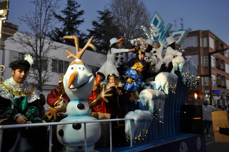 Sus majestades, también han realizado una parada en la Plaza Mayor para recibir a todos los niños y niñas en una noche bastante apacible comparada con otros años de intenso frío