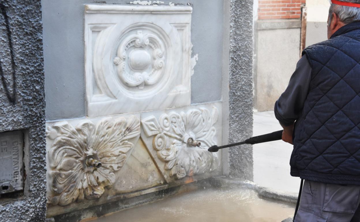 Una de las fuentes que se están limpiando 