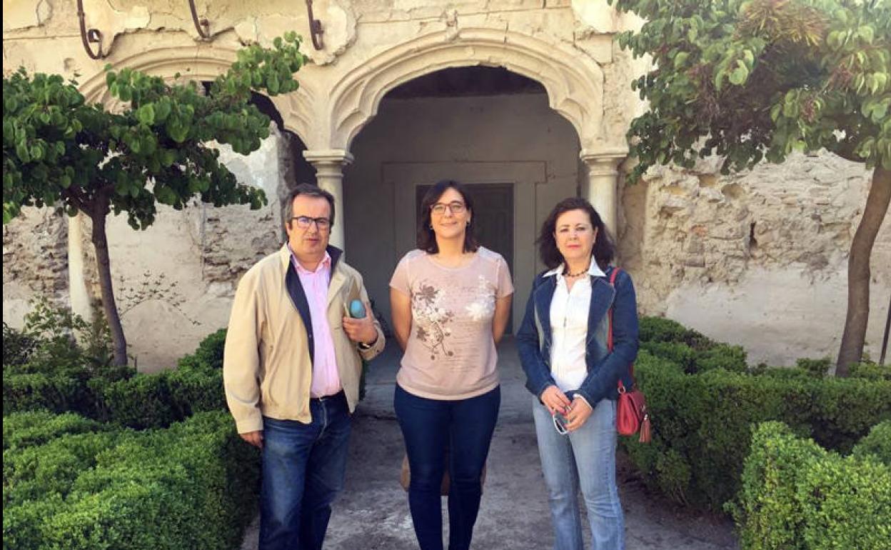 La portavoz del PP en el ayuntamiento de Baza, durante una de las veces que que han reclamado la rehabilitación del Palacio 