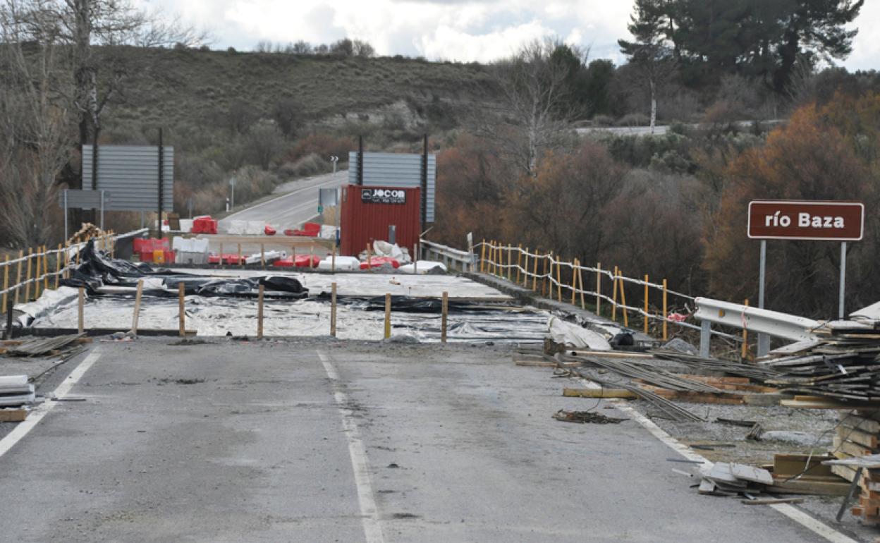 Nueva plataforma sobre el rio Baza en la carretera hacia Benamaurel