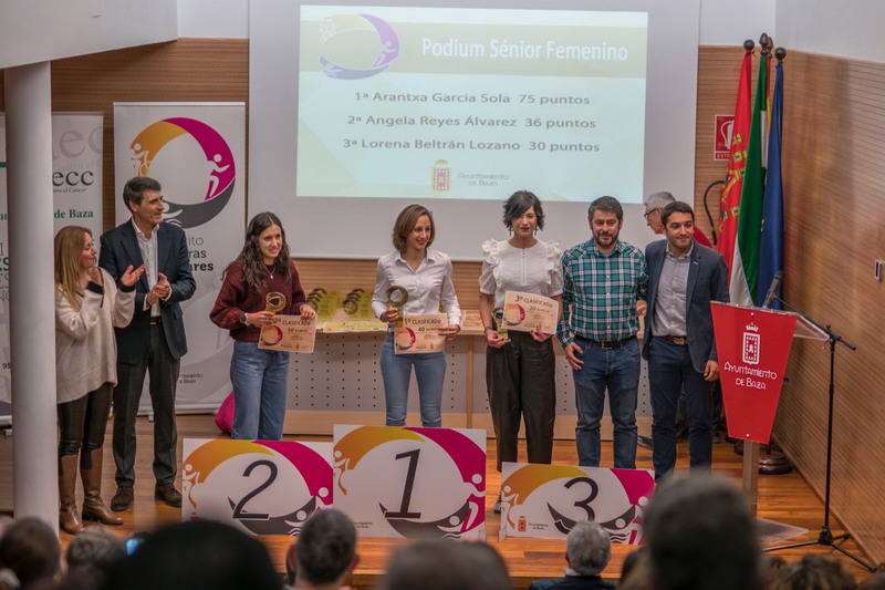 Los deportistas bastetanos Simón Maestra y Dolores Gómez recogieron ayer sábado día 1 de febrero sus premios como ganadores absolutos del Circuito de Carreras Populares de Baza