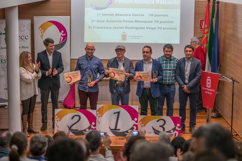 Los deportistas bastetanos Simón Maestra y Dolores Gómez recogieron ayer sábado día 1 de febrero sus premios como ganadores absolutos del Circuito de Carreras Populares de Baza