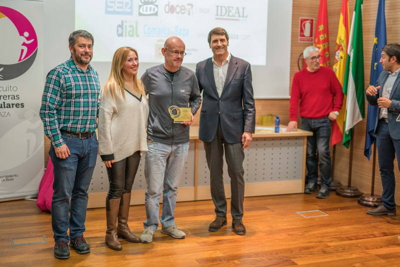 Los deportistas bastetanos Simón Maestra y Dolores Gómez recogieron ayer sábado día 1 de febrero sus premios como ganadores absolutos del Circuito de Carreras Populares de Baza