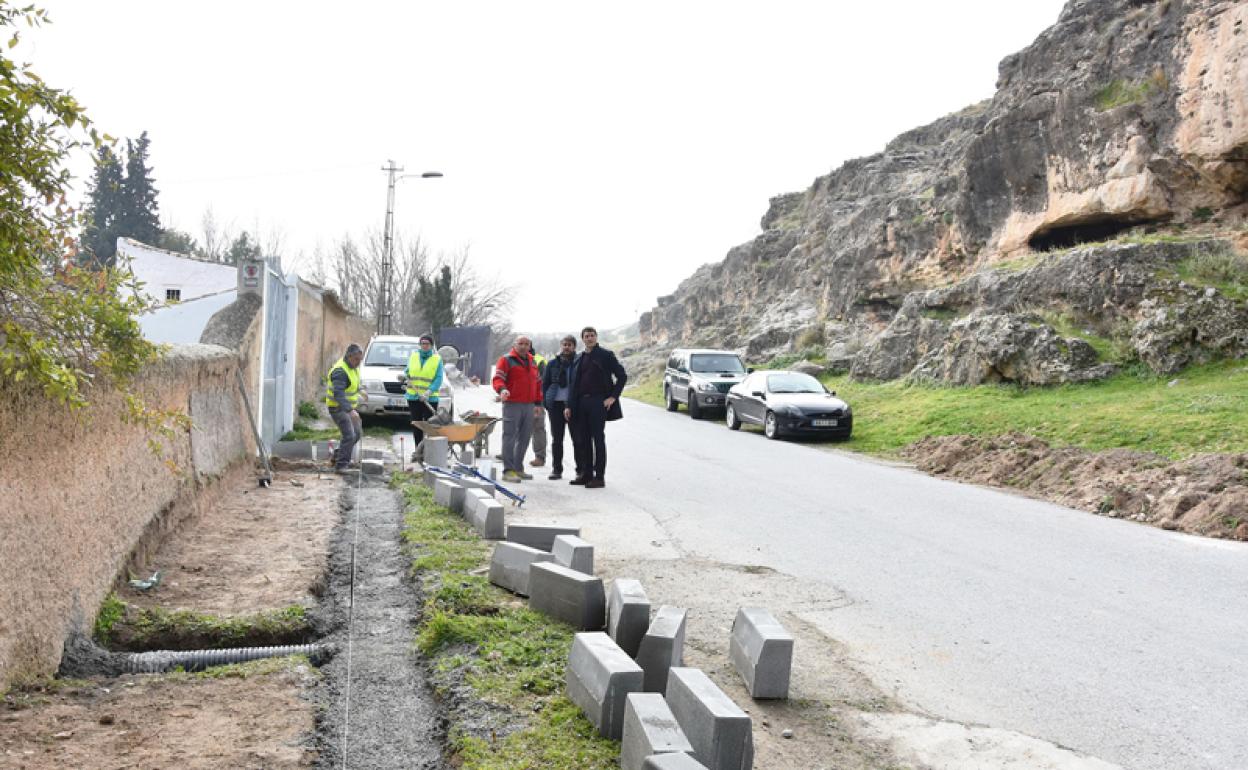 Contrución de una acera en el camino de la Fuente San Juan 