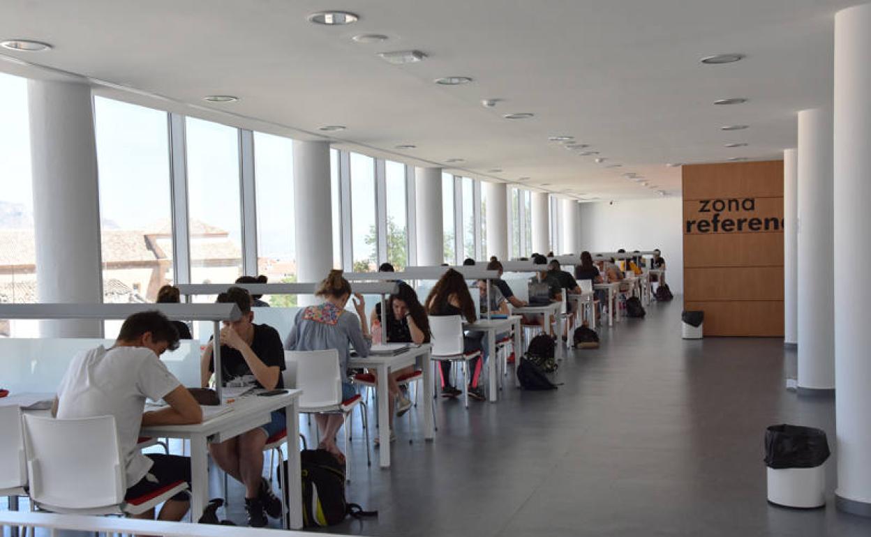 Sala de estudio de la biblioteca municipal Jóse Becerril 