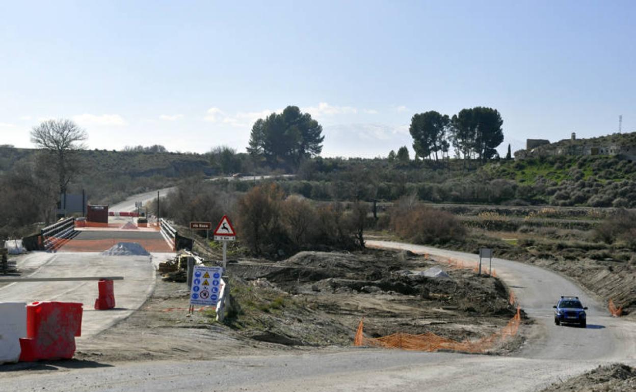 A la derecha el nuevo puente a la izquierda el vado 