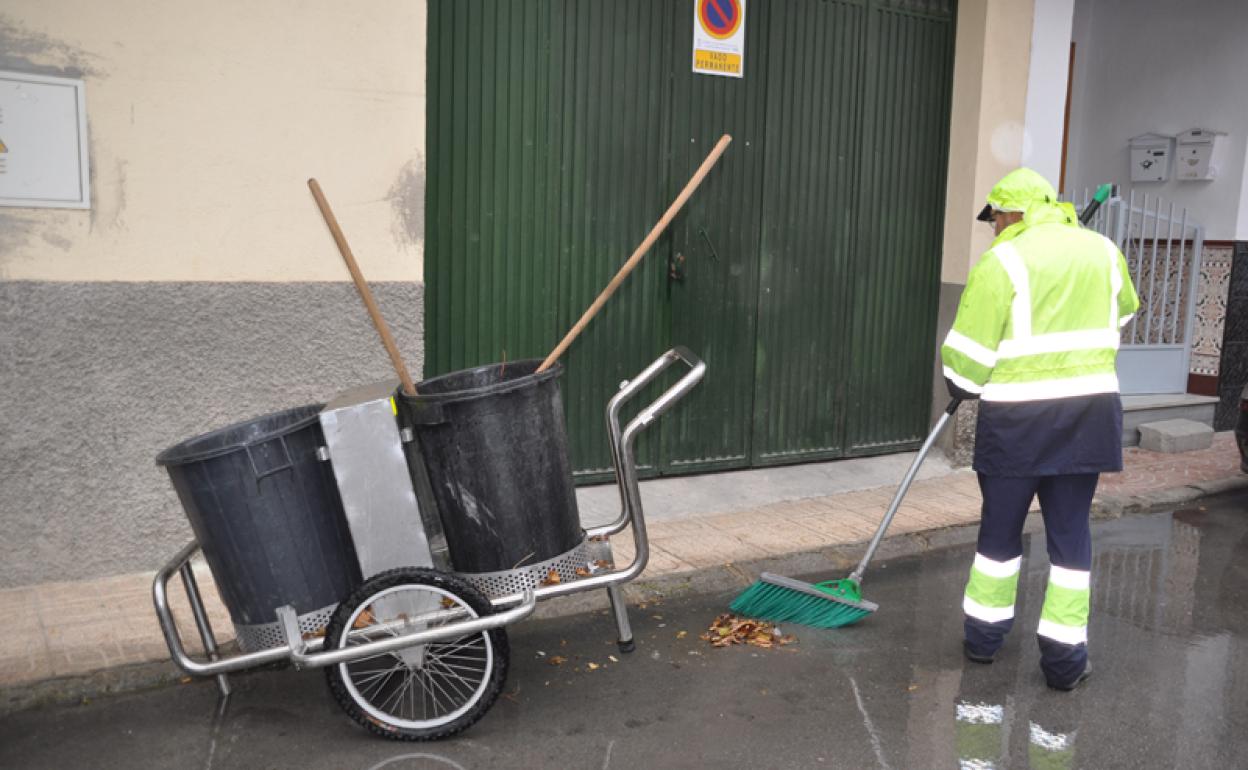 Operario limpiando una calle de Baza 
