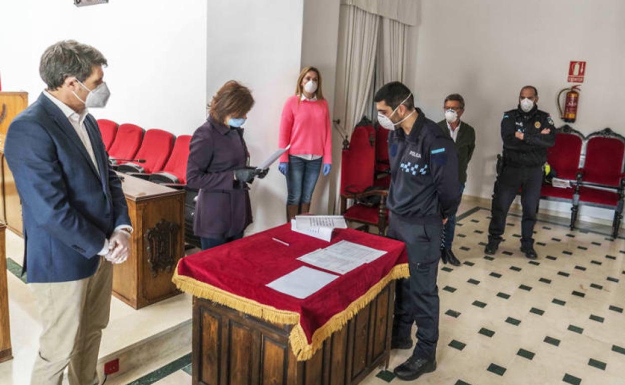 Acto de posesión del nuevo agente de la Policía Local de Baza. 