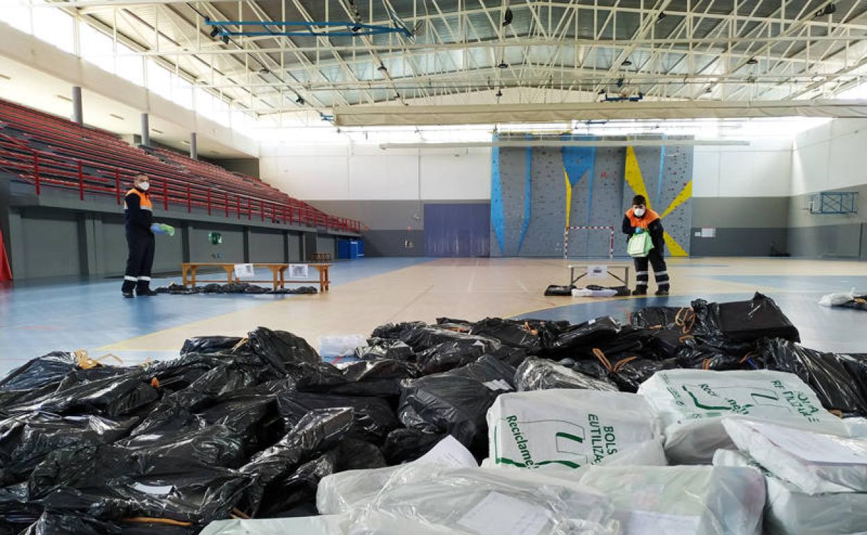 Los bolsas de libros se concentraron en el Pabellón de Deportes para organizar las rutas de reparto