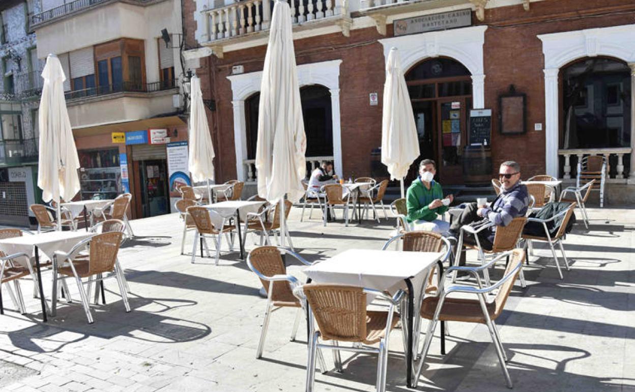 Terraza del Casino Bastetano en la Plaza Mayor de Baza a primera hora. 