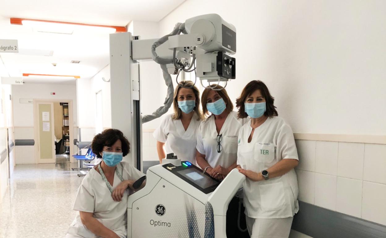 Personal del Hospital junto al nuevo equipo de diagnóstico 