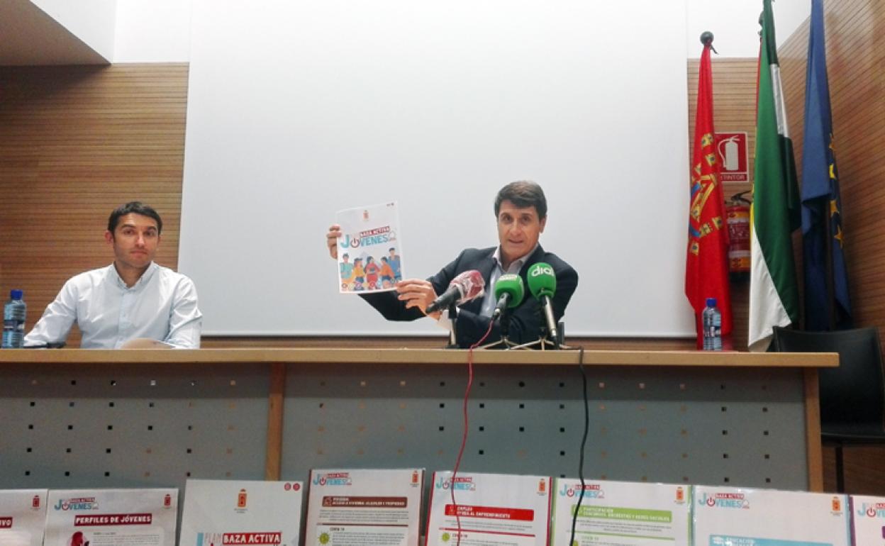 Pedro Fernández y Antonio Valeljo durante la presentacion del programa