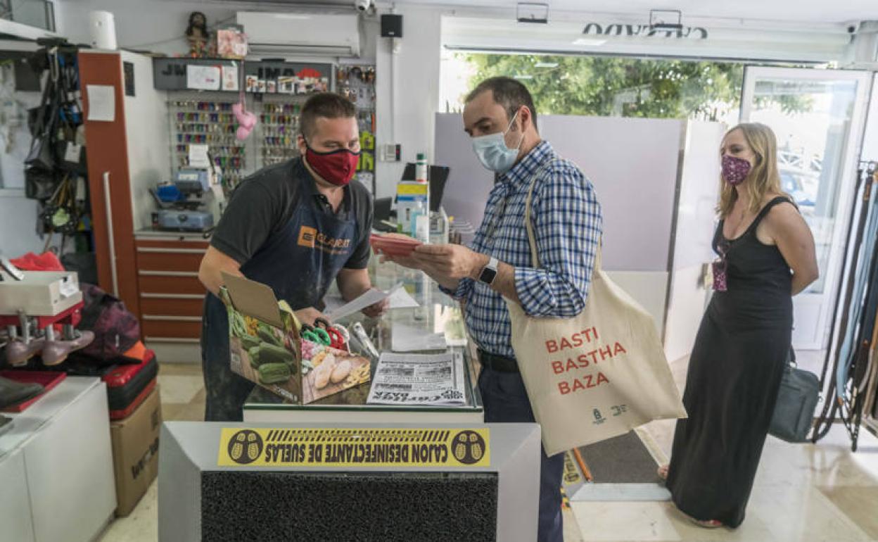Los concejales de economía y comercio 