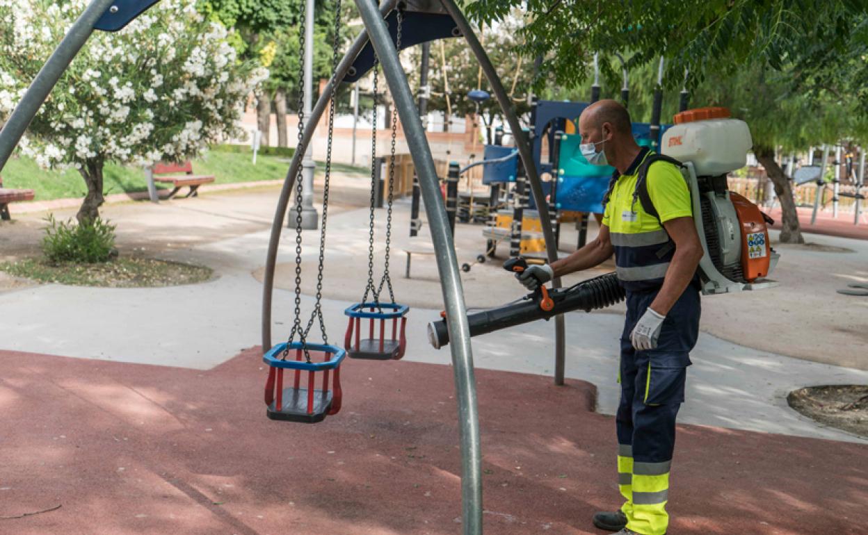 Limpieza en uno de los parques infantiles de Baza 