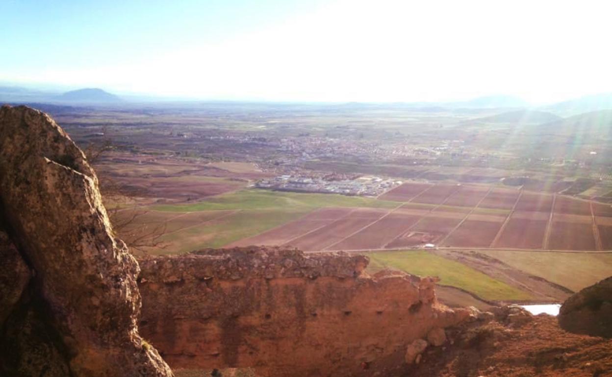 Restos del antiguo castillo en el cerro de la Encantada 