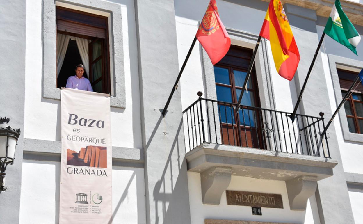 La pancarta Baza es Geoparque, luce en la fallada del Ayuntamiento
