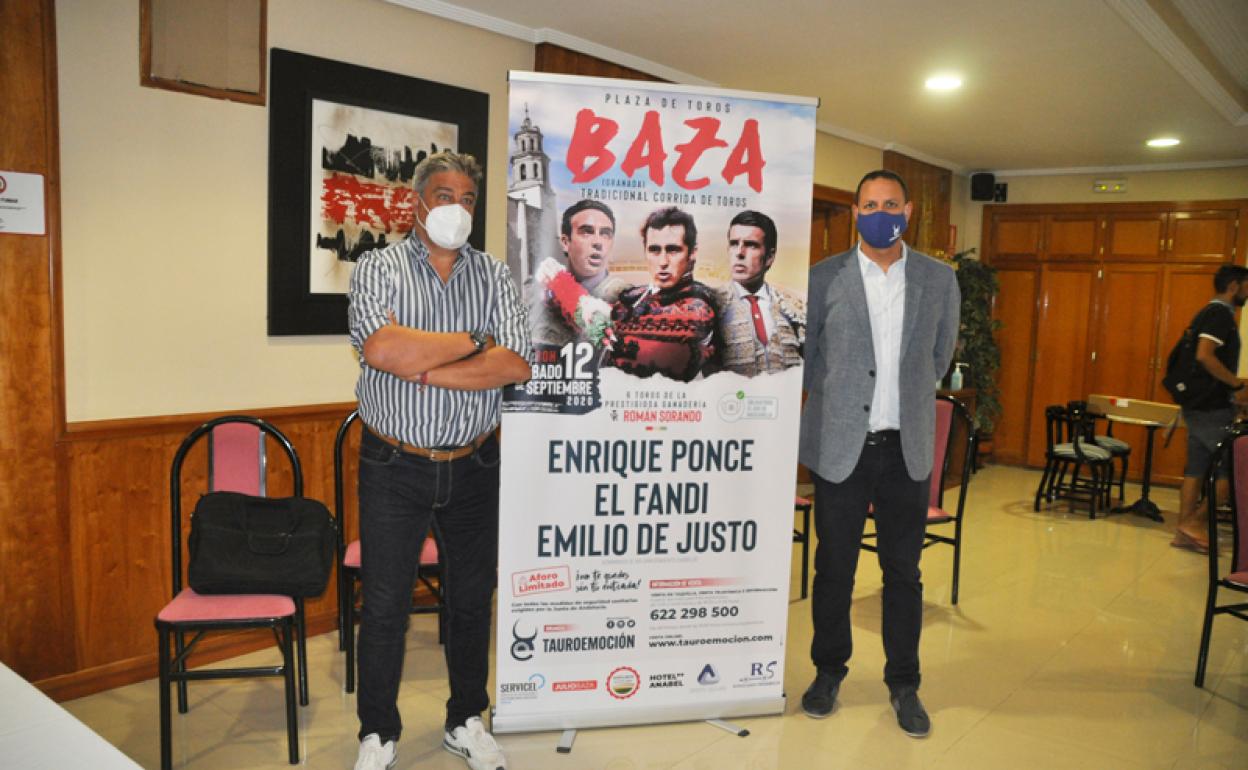 Fernando Navarro y Alberto García junto al cartel el 12 de septiembre en Baza 