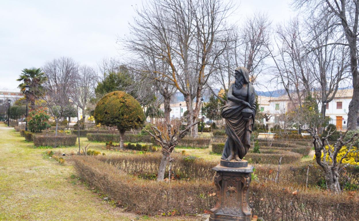 Una de las esculturas de las cuatro estaciones en el parque oscense