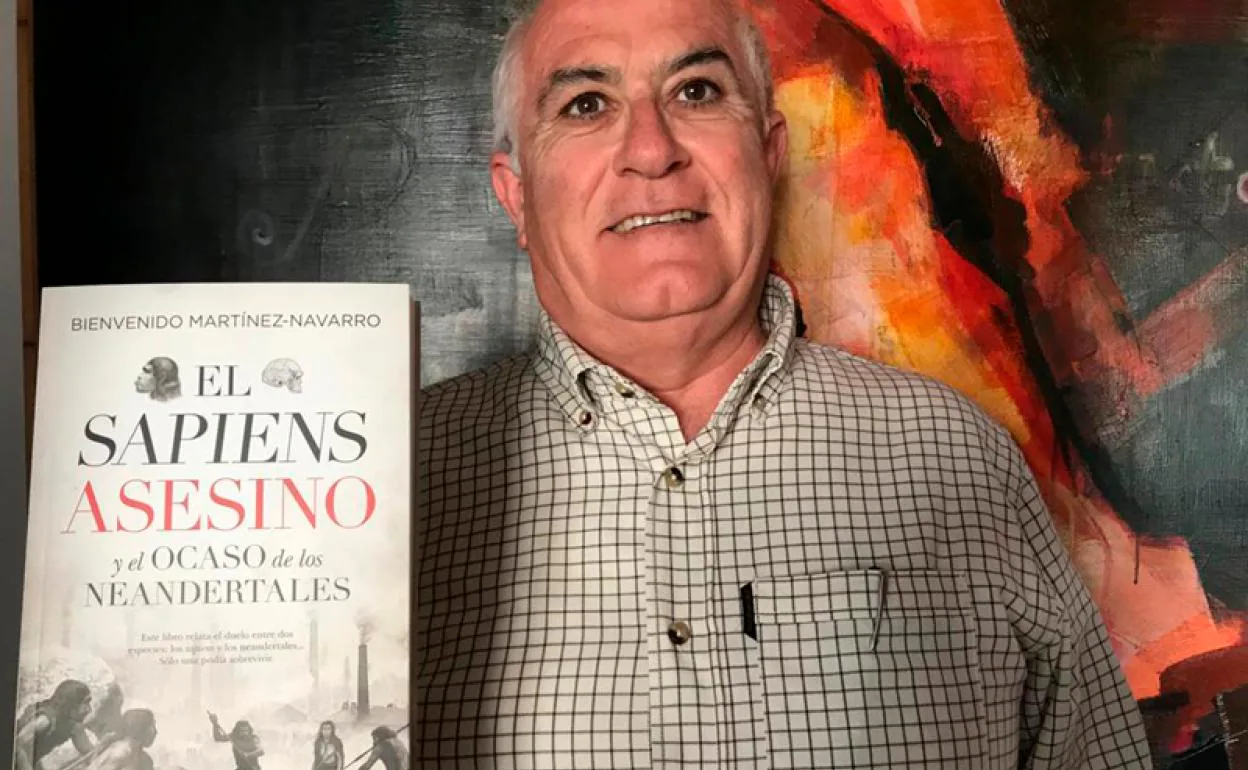 El paleontólogo Bienvenido Martínez Navarro con su nuevo libro