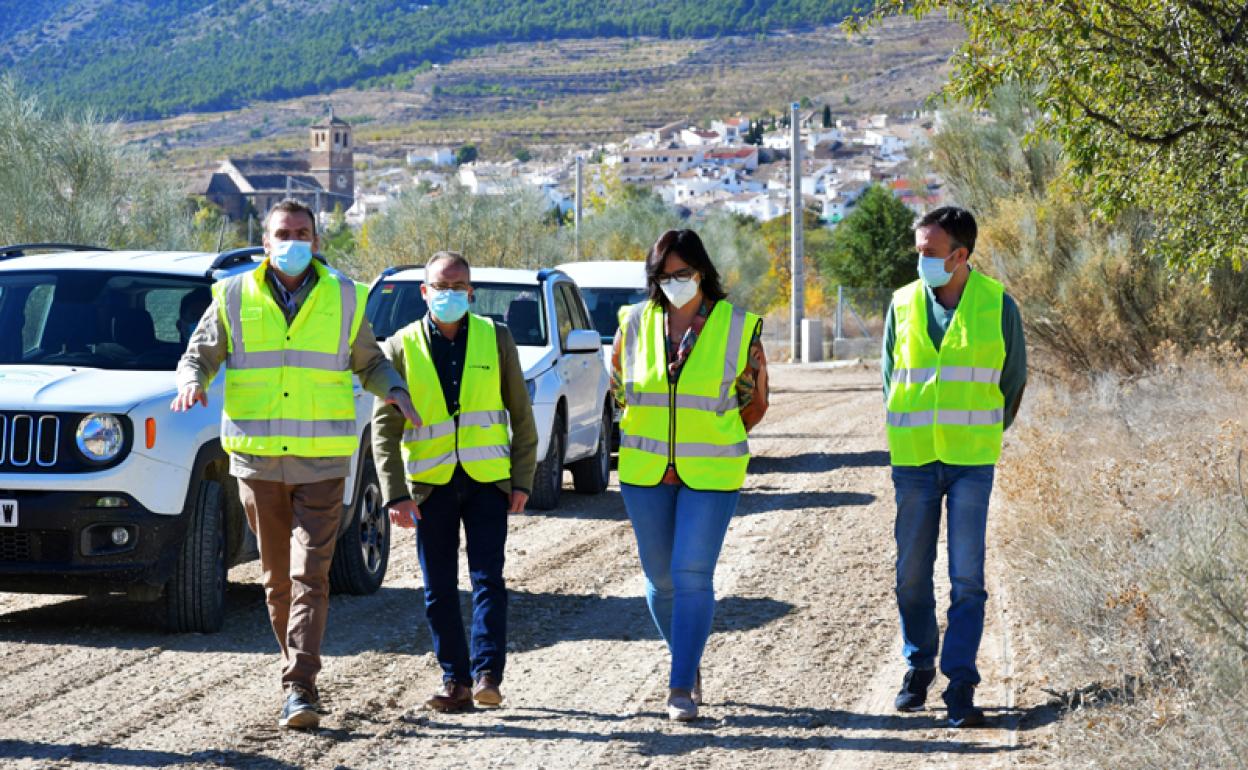 Mariano García y Maria José Martín en el centro de la foto en el camino de Nerpio 