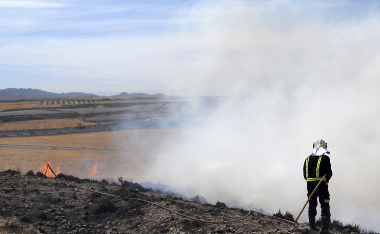 Los Bomberos de Baza intervienen en la extinción de 8 incendios en terrenos forestales y agrícolas