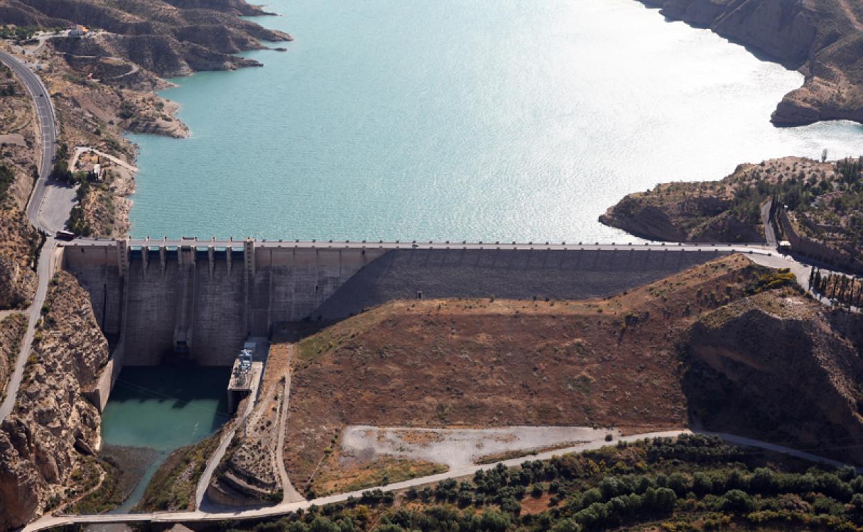 Vista áerea de la presa del embalse del Negratín