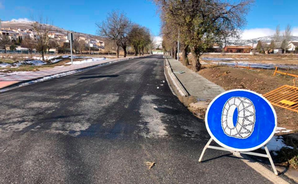 Señal informativo de uso de cadenas em la salida de Puebla de Don Fadrique