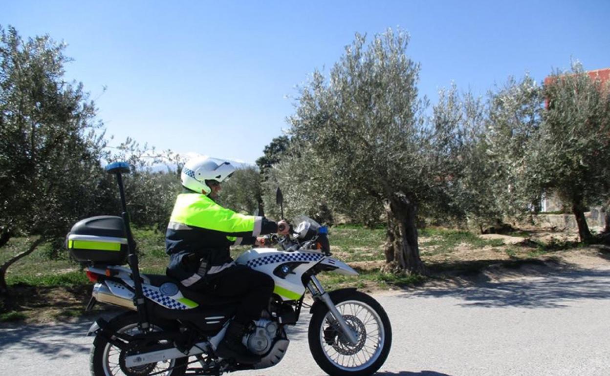 Policía Local motorizado por un camino rural de Baza 