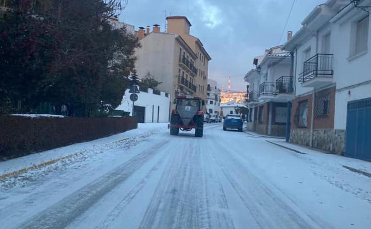 Nieve en Granada | Dificultades debido al hielo en tres carreteras de Puebla de Don Fadrique