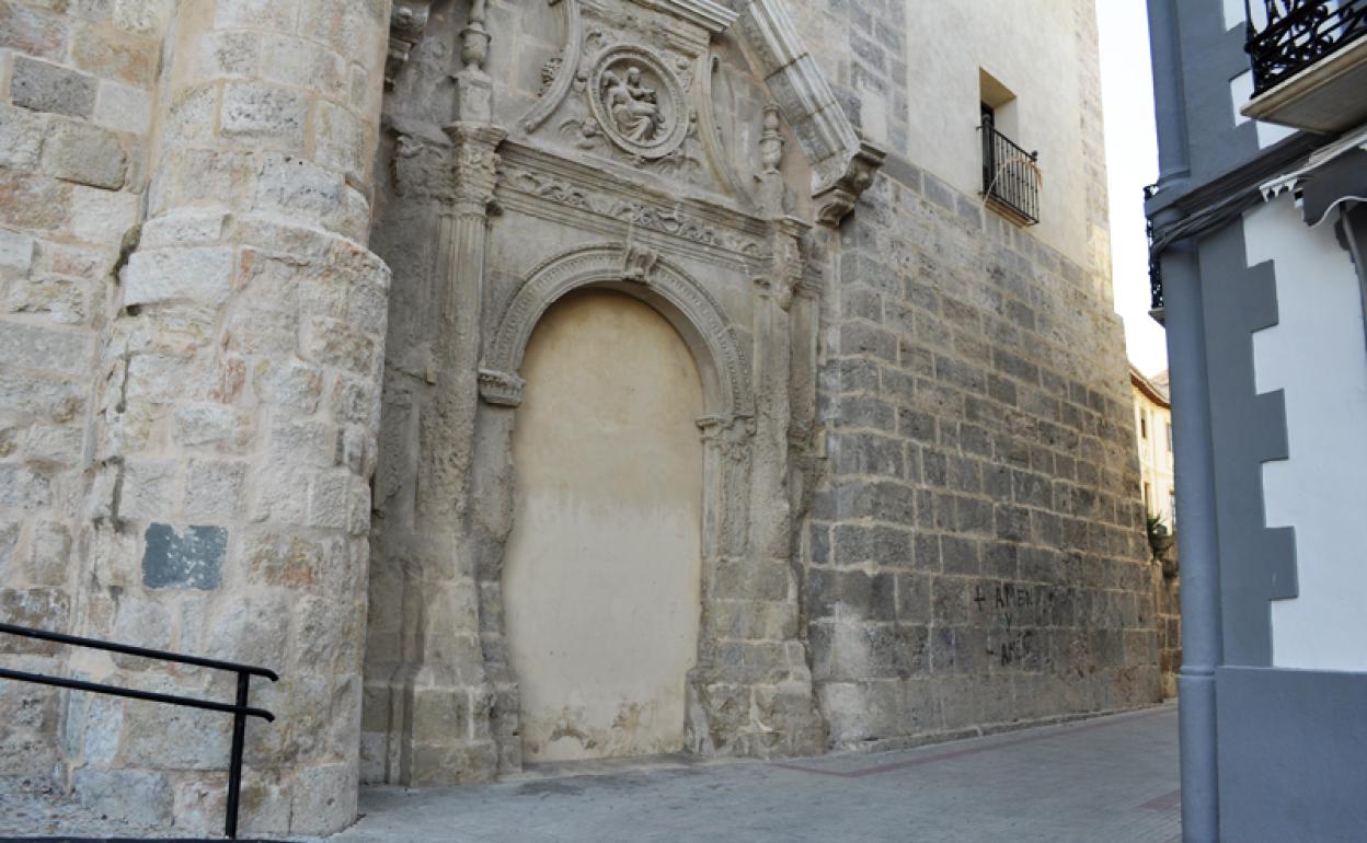 Entrada a uno de los refugios que atraviesan la Iglesia Mayor de Baza 