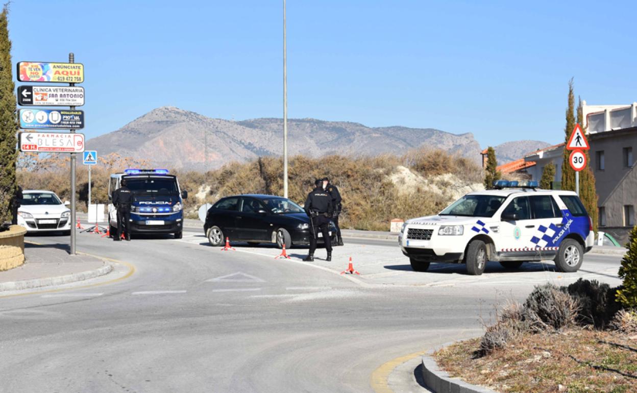 Control policial en el acceso a Baza por la antigua carretera de Granada