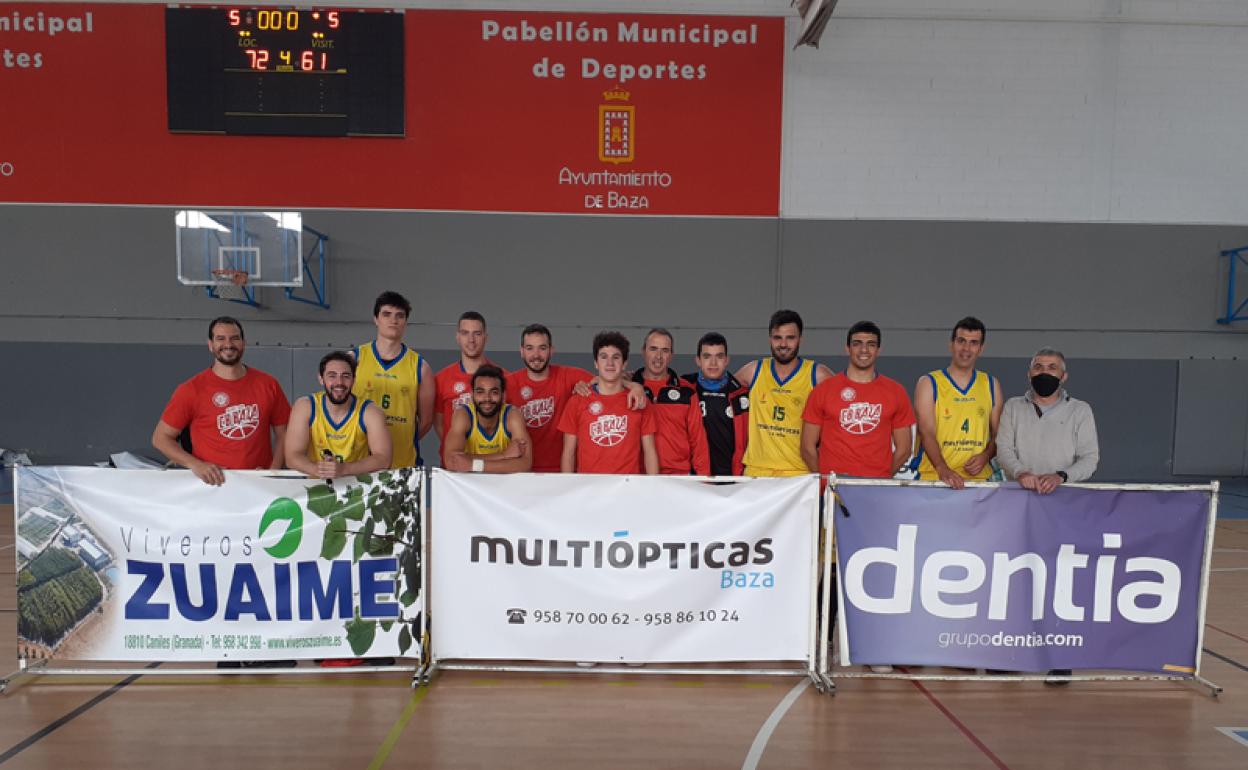 El equipo del Multiópticas Baza, posa al final del partido ante los cartels de sus patrocinadores 