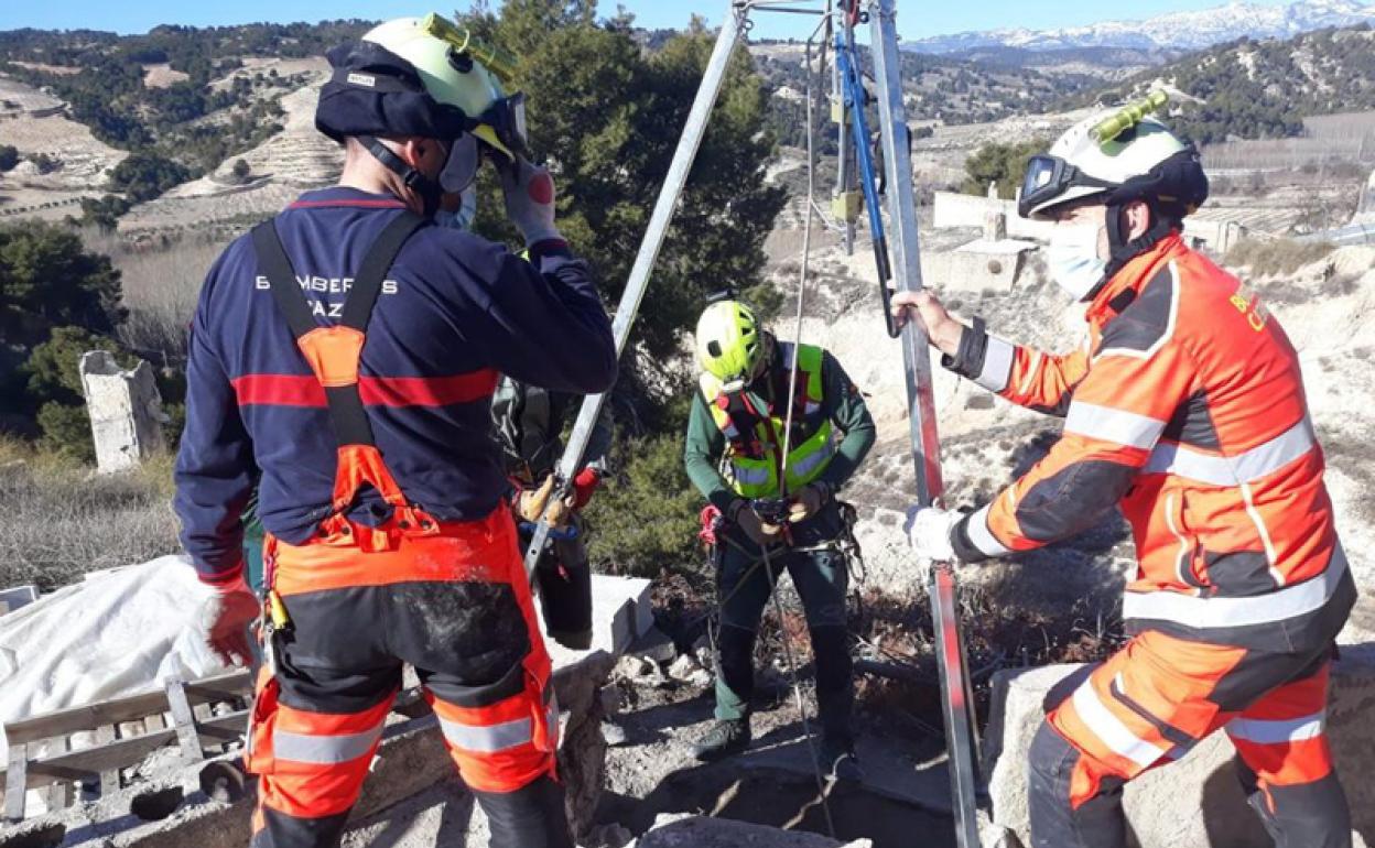 Tripode utilizado por los bomberos de Baza en el rescate del anciano 