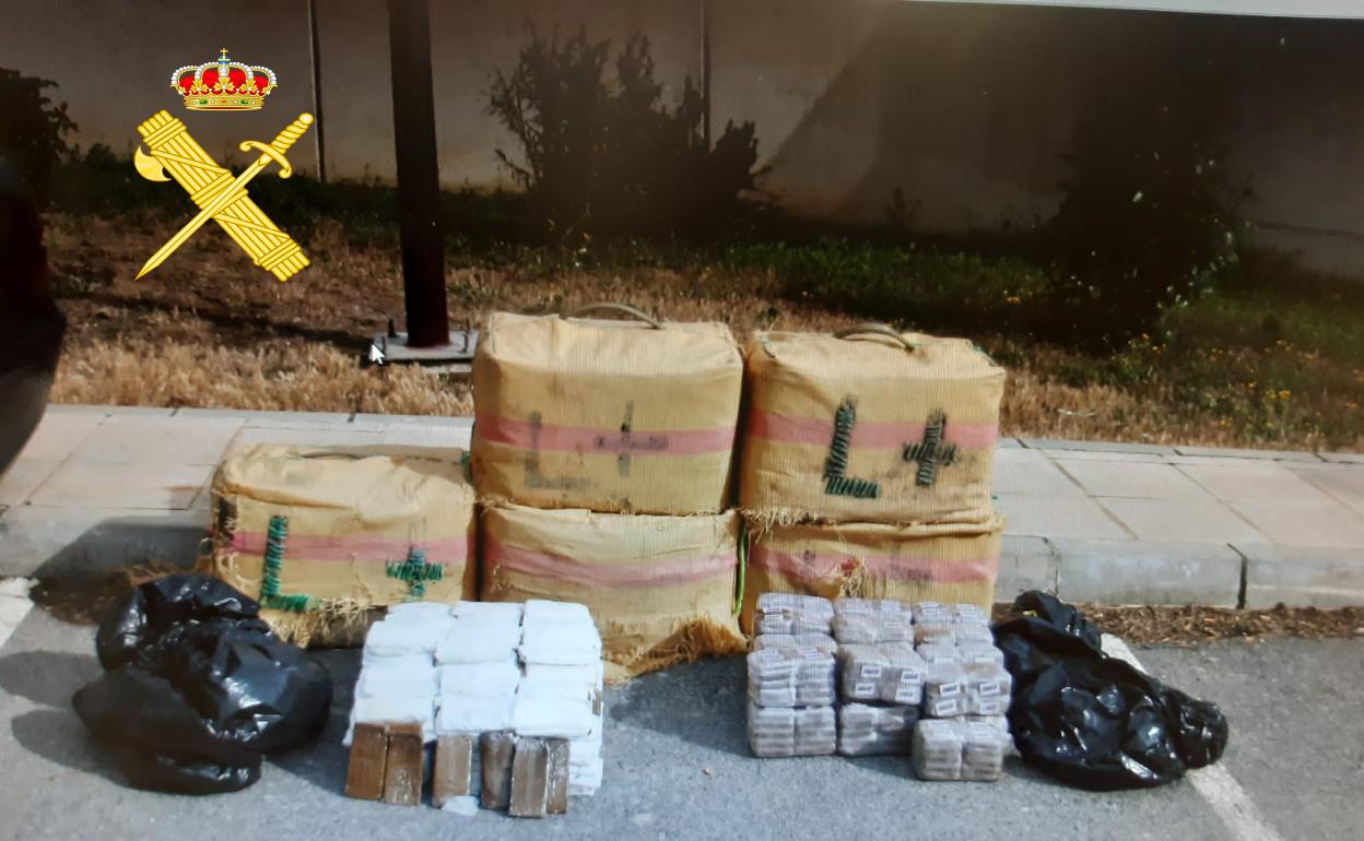 Tráfico de droga en Granada | Abandona el coche cargado con más de 200 kilos de hachís en la A-92 a la altura de Baza tras ser descubierto