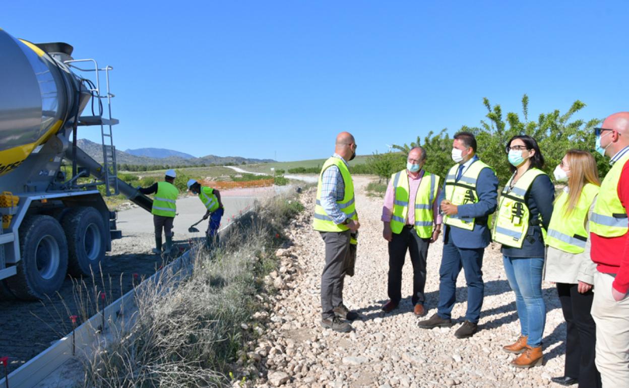 Visita a las obras de mejora de un tramo del camino Real de Lorca en el termino municipal de Baza 