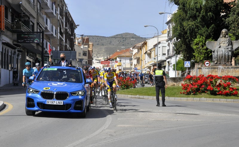 Baza se vuelca con la salida de la Vuelta a Andalucía