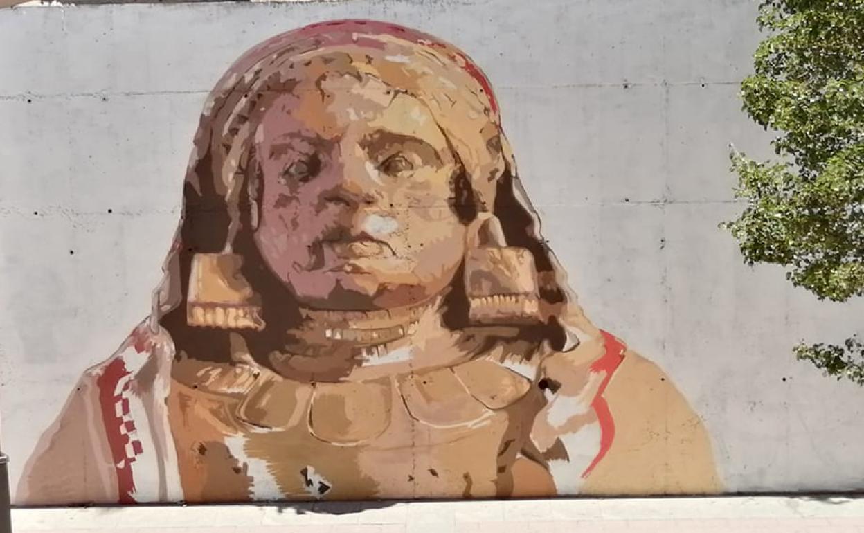 Franz Campoy realiza un mural urbano de 18 metros de la Dama de Baza