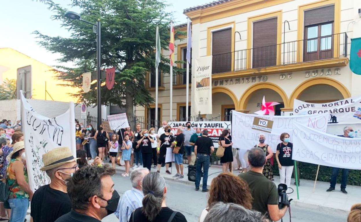 Manifestantes en la puerta del Ayyntamiento