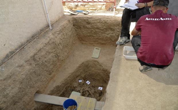 Imagen principal - Exhuman los cuerpos de los 'Cinco de Cúllar', asesinados hace 70 años