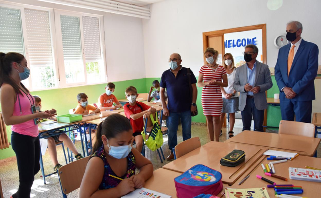 Escuela de Verano, visita Delegado y Alcalde