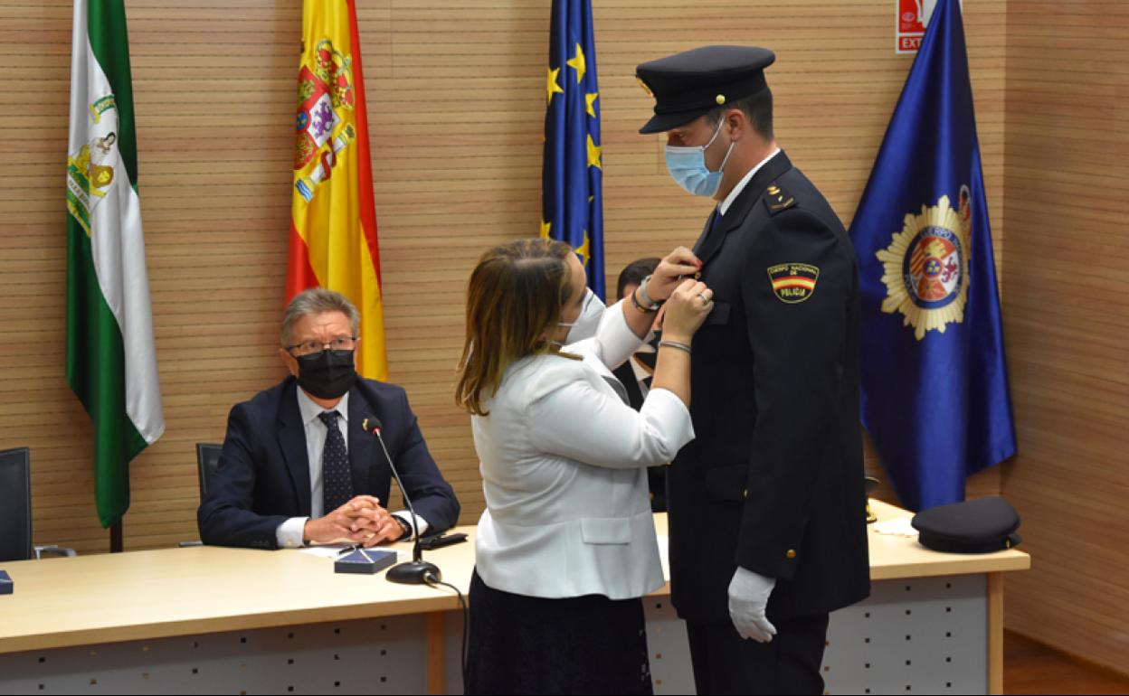 La Juez Decana, Mari Carmen Apestegui impuso una de las condecoraciones 