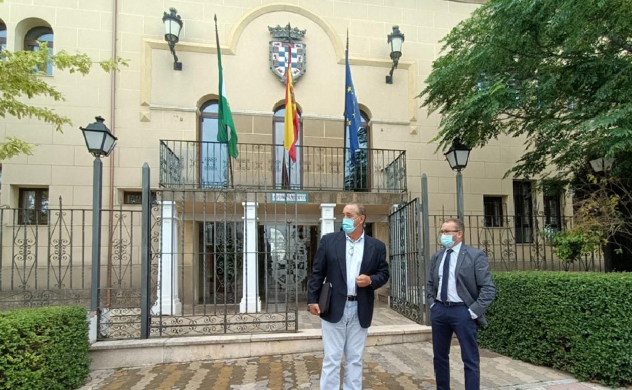 Delegado y Alcalde a las puertas del Ayuntamiento de La Puebla 