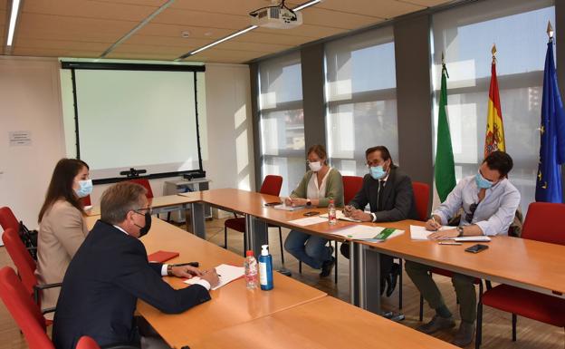 Reunión entre la delegación municipal bastetana y los representantes de la Consejería de Fomento de la Junta.