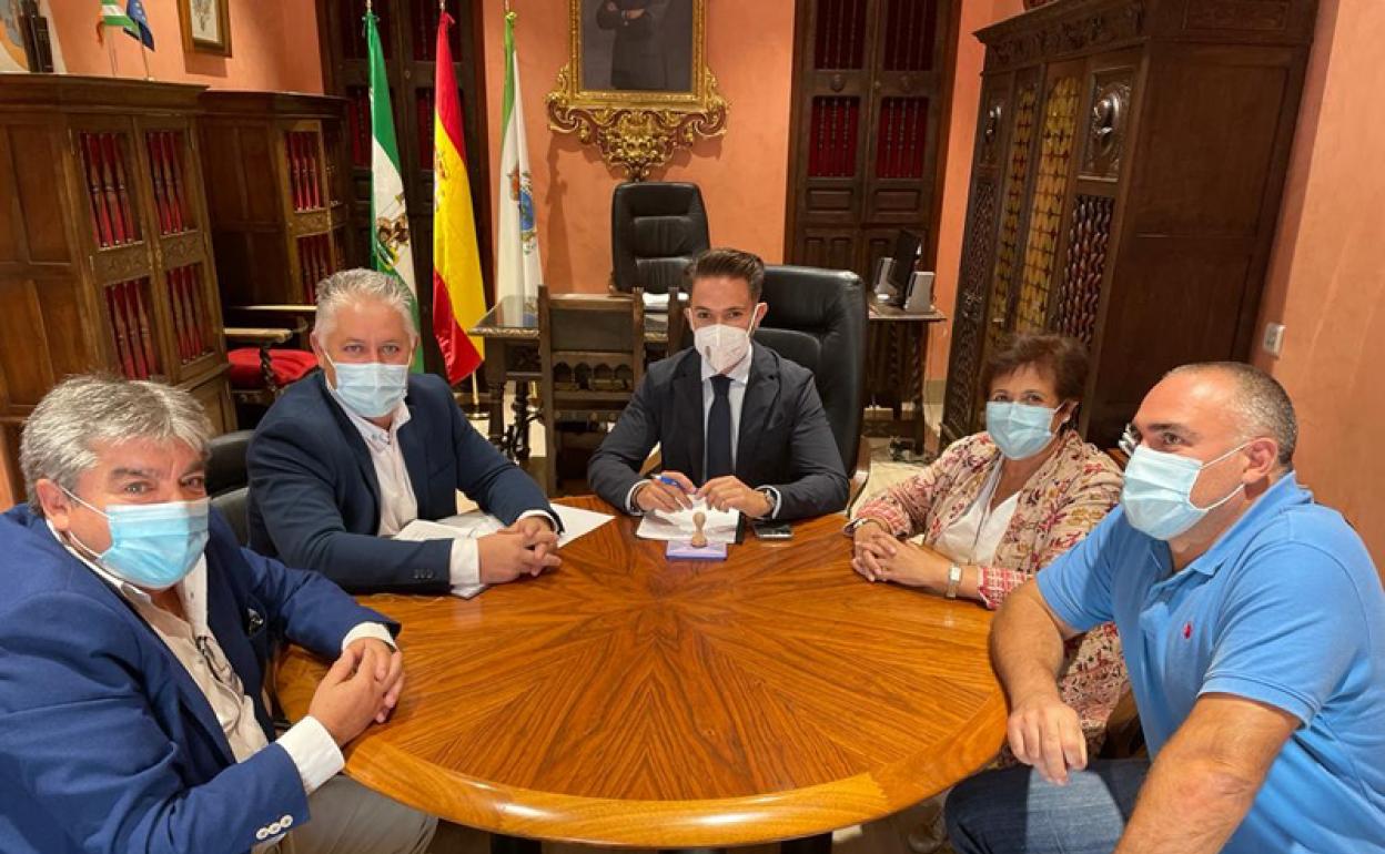 Alcalde de Huéscar, con los diputados provinciales y concejales del equipo de gobierno 