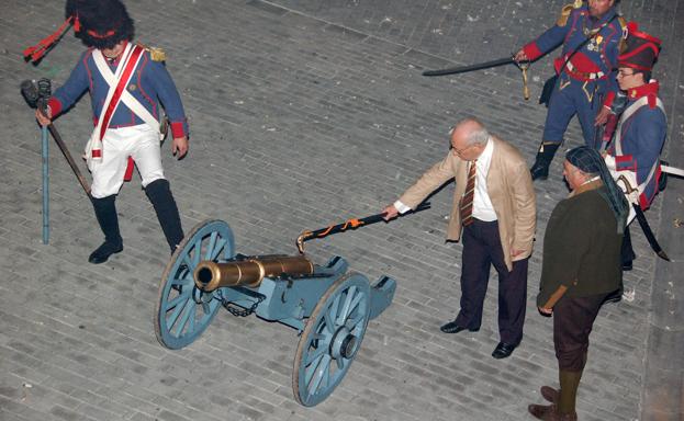 Vicente González disparando un cañón..