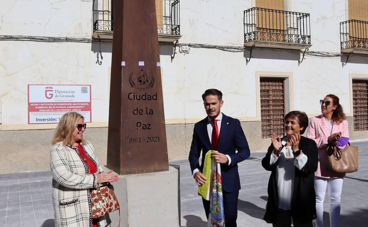 La cónsul danesa en Andalucía y el alcalde de Huéscar inauguran el monumento a la paz. 