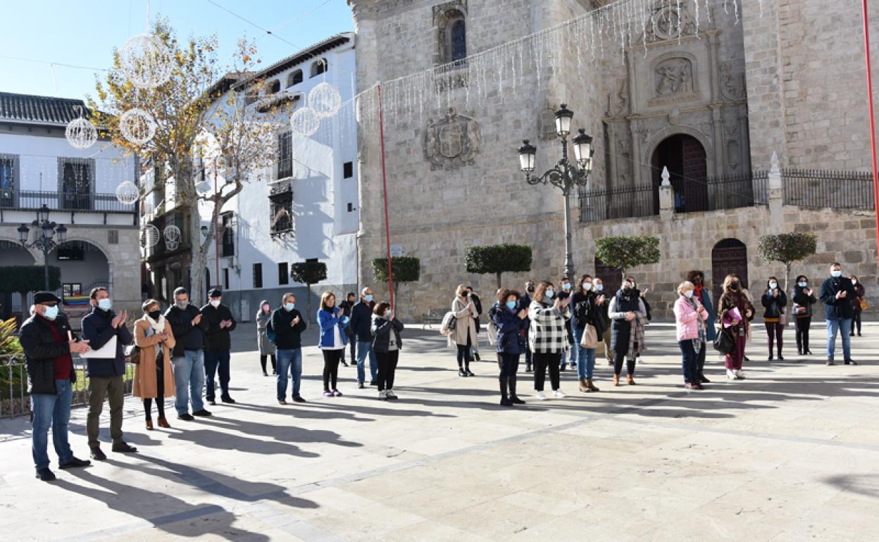 Concentración y minuto de silencio en la Plaza Mayor de Baza hoy 