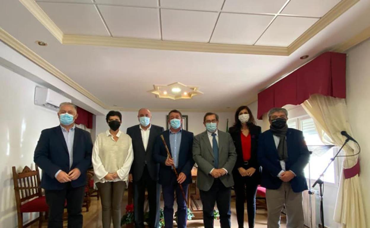 El nuevo alcalde de Castillejar, junto a José Entrena, Jesús Raya y varios diputados provinciales 