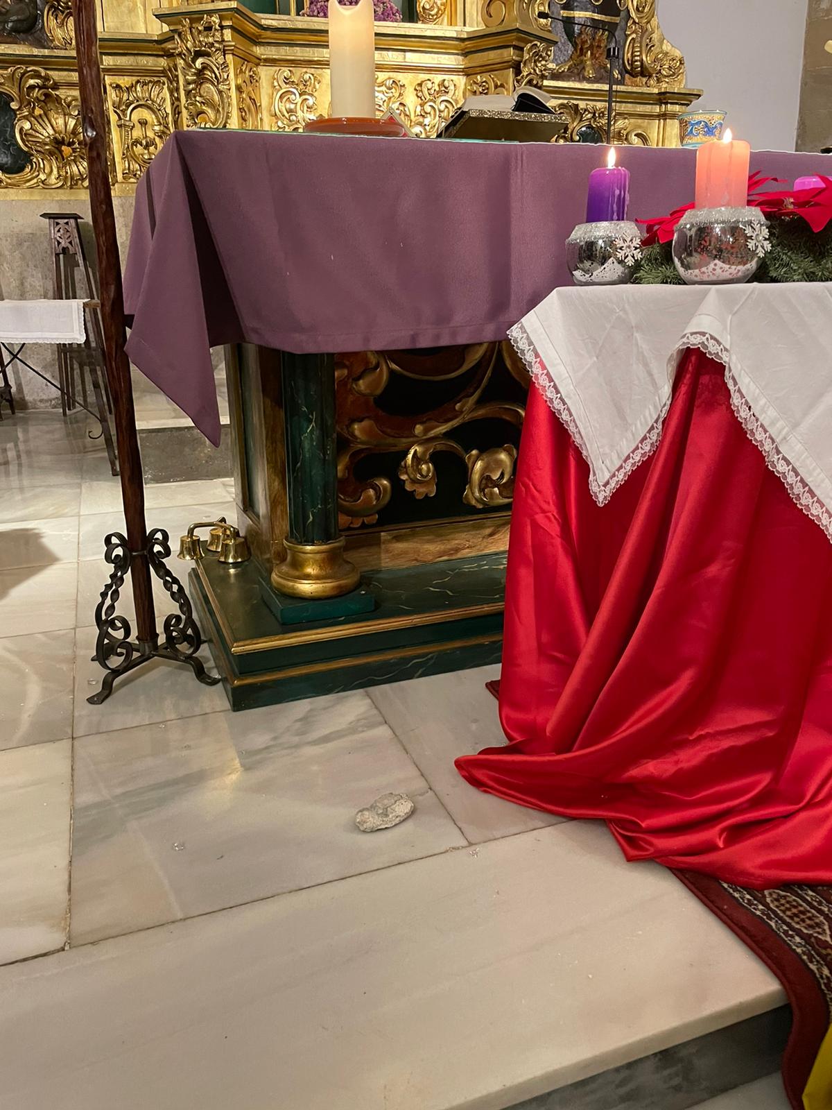 Imagen principal - Rompen con una piedra una ventana de una iglesia de Baza en plena misa y casi le dan al cura