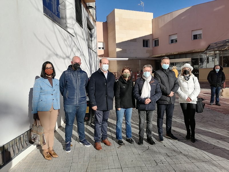 Olga Manzano y los alcaldes de Baza y Pozó Alcón y el senador Abelardo Vico en la puerta del centro de Salud de Baza 